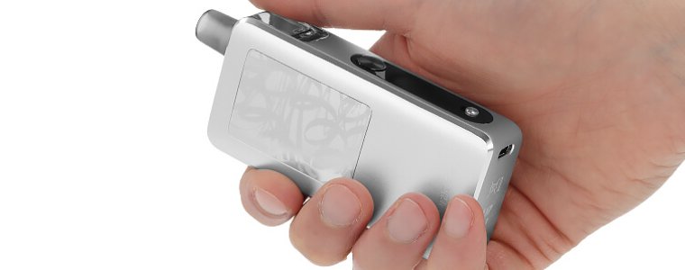 Voopoo Doric Go ținut în mână – format compact, cu colțuri rotunjite Voopoo Doric Go ținut în mână – format compact, cu colțuri rotunjite