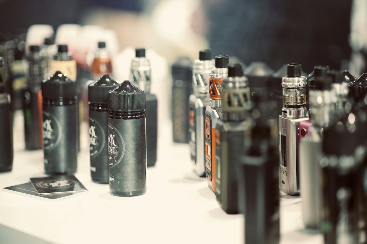 Țigări electronice de la mai multe branduri Masă cu numeroase dispozitive de vapat de la diferiți producători