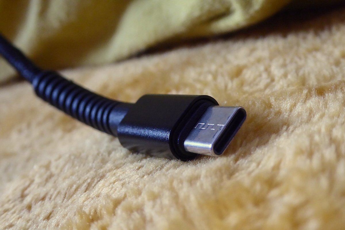 Cablu de încărcare USB-C negru, cu mufa în prim-plan Cablu de încărcare USB-C negru, cu mufa în prim-plan