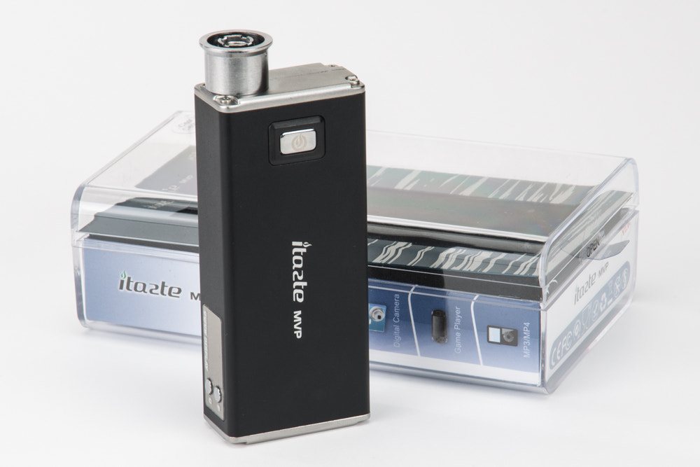 Mod de tip box pentru vapat, cu ecran și buton mare, pe o masă Mod de tip box pentru vapat, cu ecran și buton mare, pe o masă