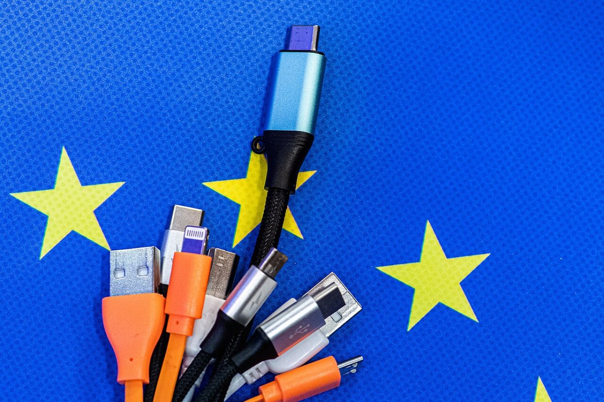 Mai multe cabluri de încărcare cu mufe USB diferite pe un fundal albastru cu stele Mai multe cabluri de încărcare cu mufe USB diferite pe un fundal albastru cu stele