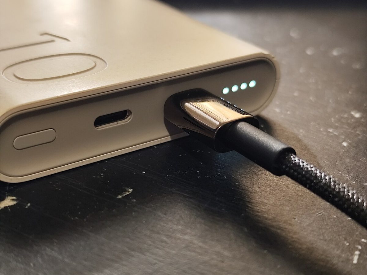 Cablu USB-C conectat la o baterie externă (powerbank) Cablu USB-C conectat la o baterie externă (powerbank)