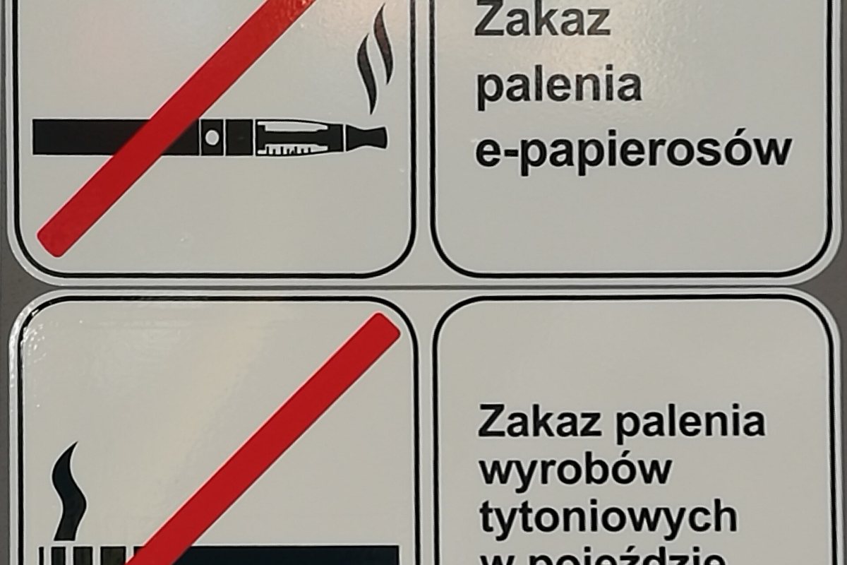 Semne de interzicere a fumatului și a țigării electronice pe o ușă Semne de interzicere a fumatului și a țigării electronice pe o ușă