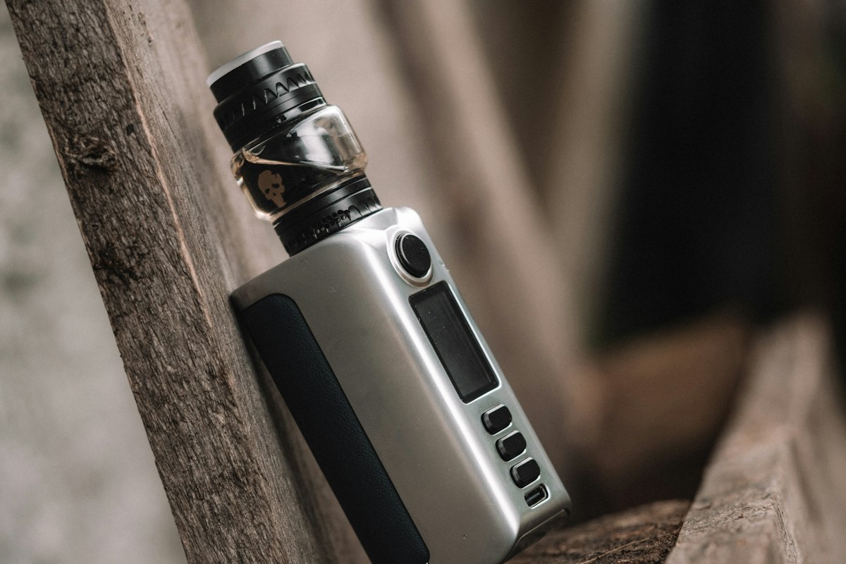 Box mod cu atomizor montat pe filet 510, pe o bancă de lemn