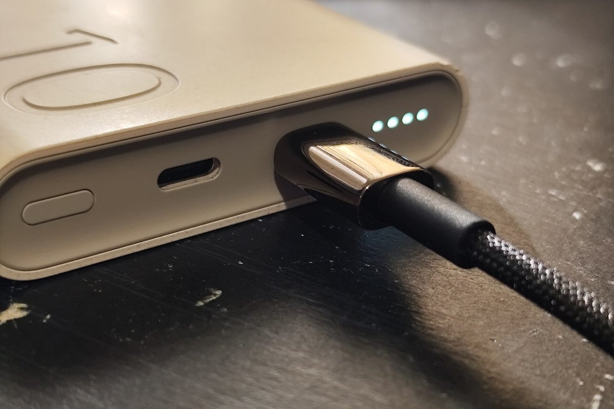 Cablu USB-C conectat la o baterie externă Cablu USB-C conectat la o baterie externă